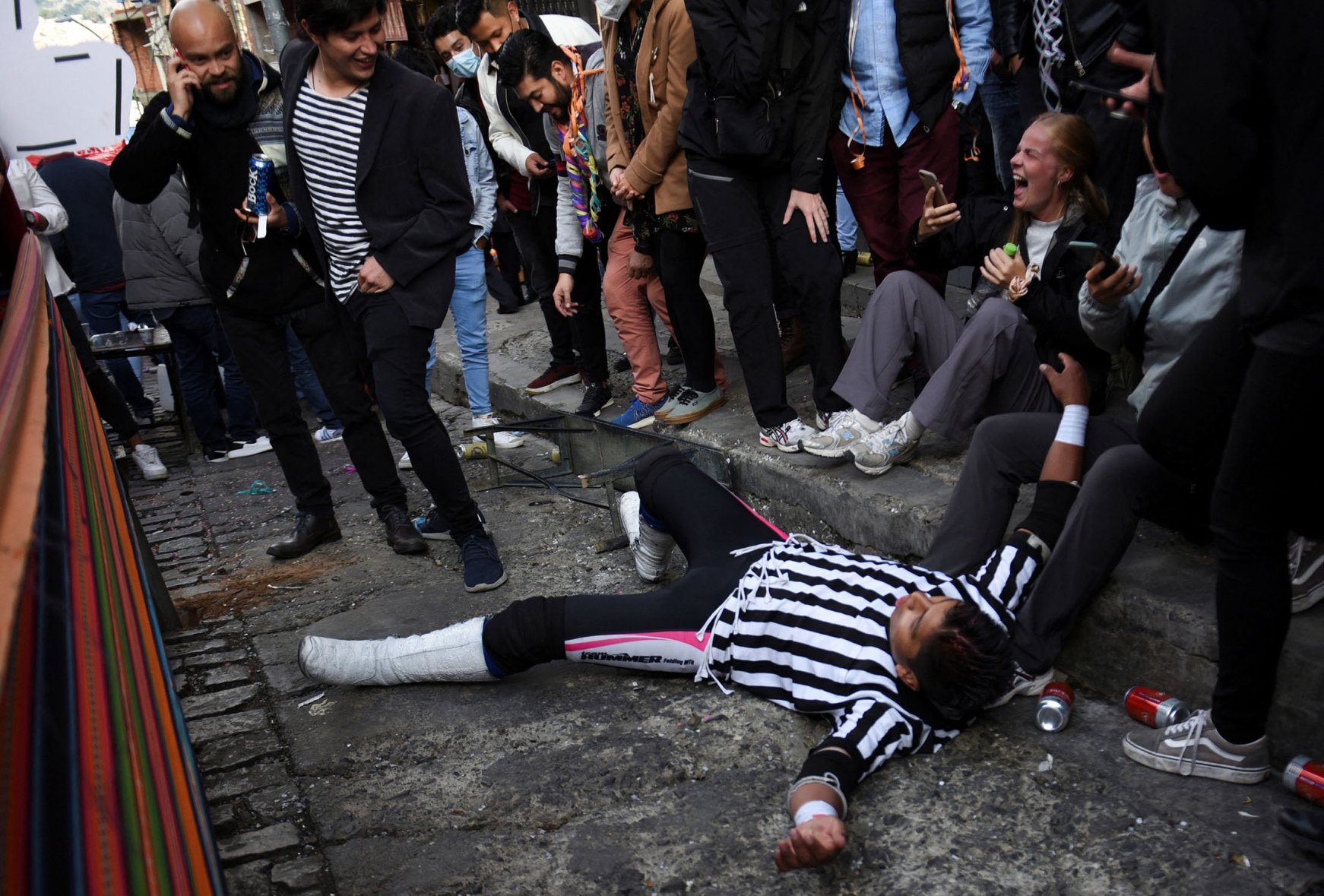 Bolivia S Cholita Wrestlers Duke It Out On The Street Daily Sabah