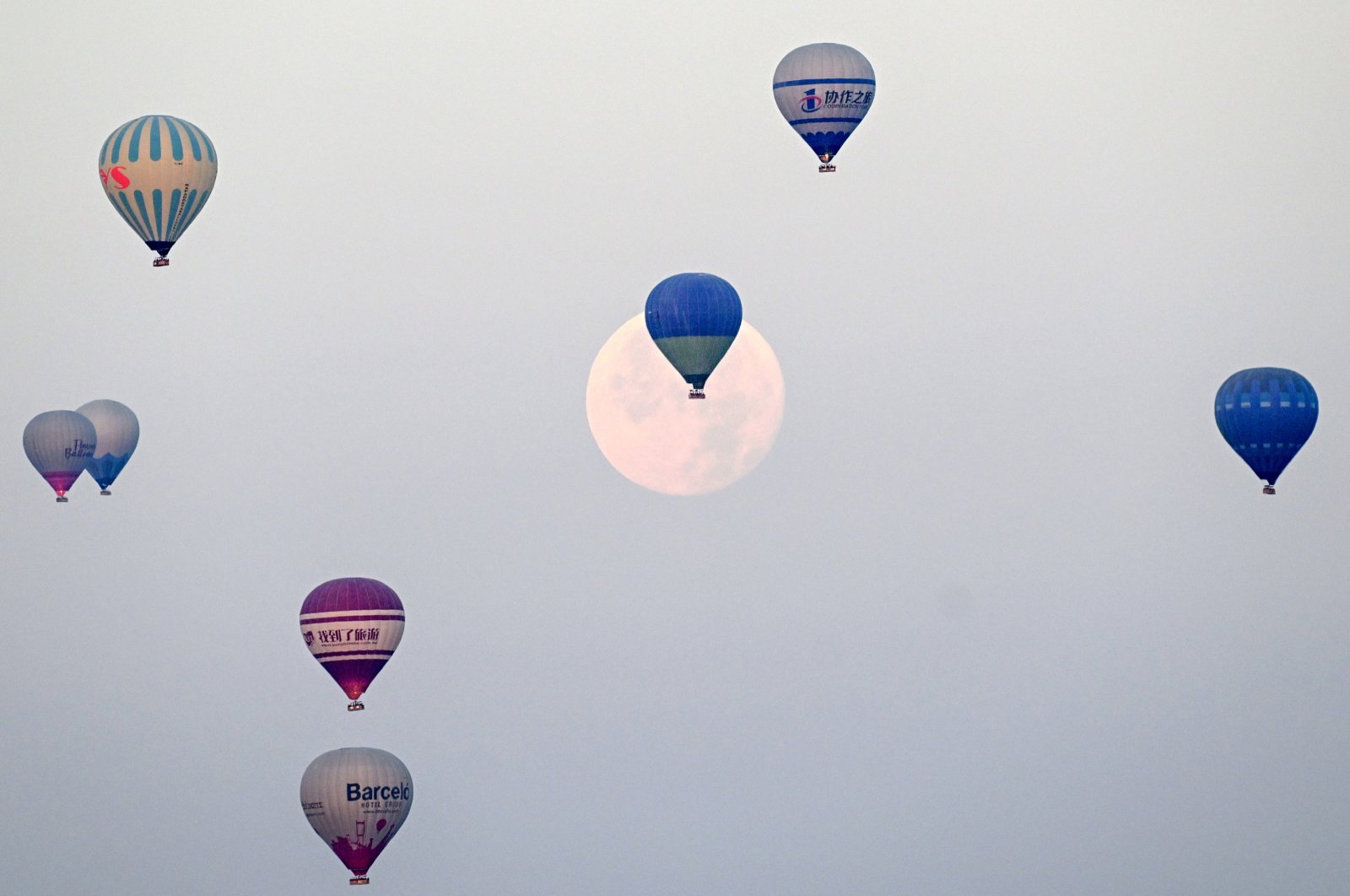 Full moon magic Hot air balloons in Türkiye s Cappadocia Daily Sabah