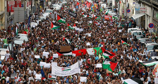 French protesters defy ban on proPalestine demos in Paris