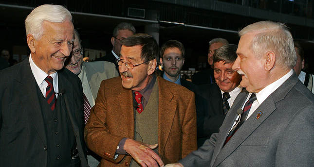 Weizsacker (left) with author Guenter Grass (center) and former Polish president Lech Walesa (right)