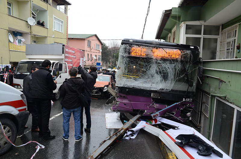 Bus accident in Istanbul 2 dead, 8 injured Daily Sabah
