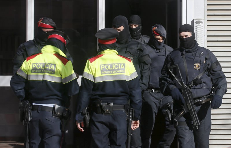 Spanish police arrest 11 people for suspected links to ISIS | Daily Sabah