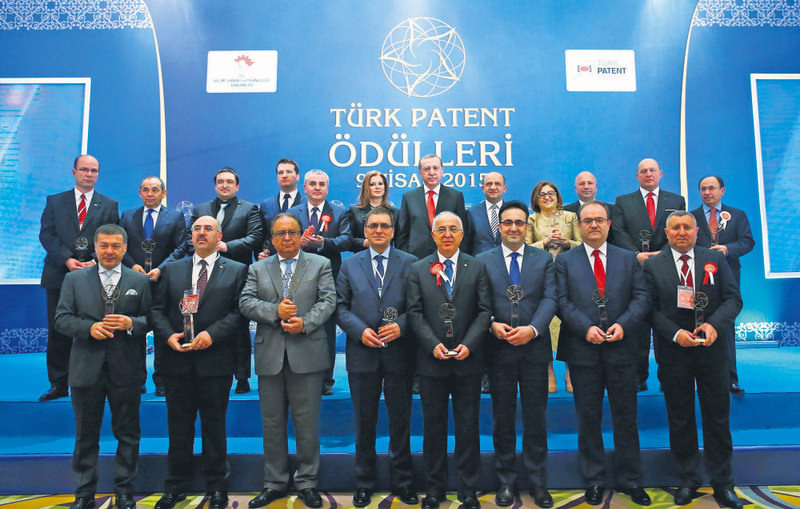 President Erdou011fan presented awards of the winners of 4th Turkish Patent Awards yesterday in Ankara. A group photo was taken after the ceremony.