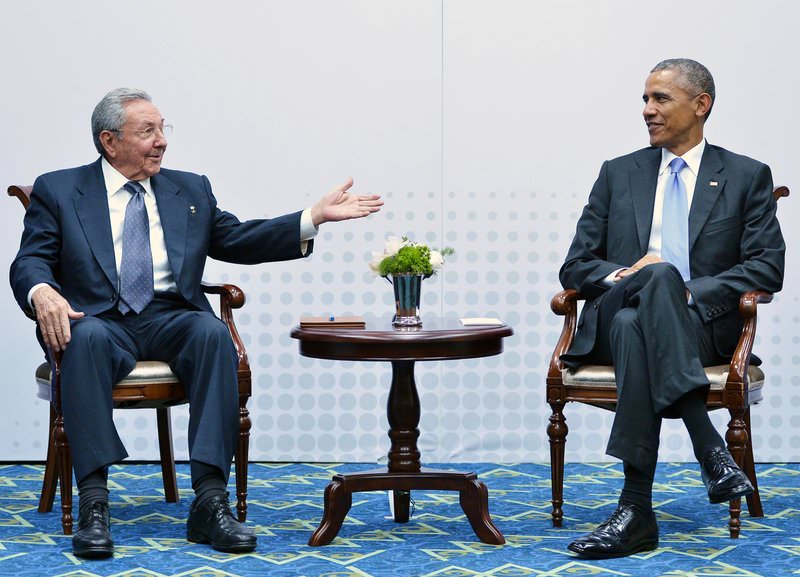 Cuba's President Raul Castro (L) speaks during a meeting with US President Barack Obama on the sidelines of the Summit of the Americas on April 11, 2015 in Panama City (AFP Photo)