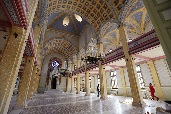 Workers put the final touches during the restoration of the Great Synagogue in Edirne, western Turkey, February 26, 2015 (Reuters Photo)