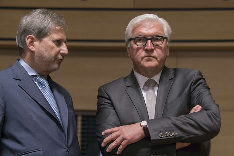 Johannes Hahn (L) and German Foreign Minister Frank-Walter Steinmeier (R) during an emergency meeting of foreign and interior ministers in Luxembourg on April 20, 2015 (AFP Photo)