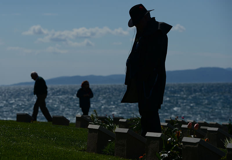 Visitors honoring graveyards on Turkey's Gallipoli peninsula (AA Photo)