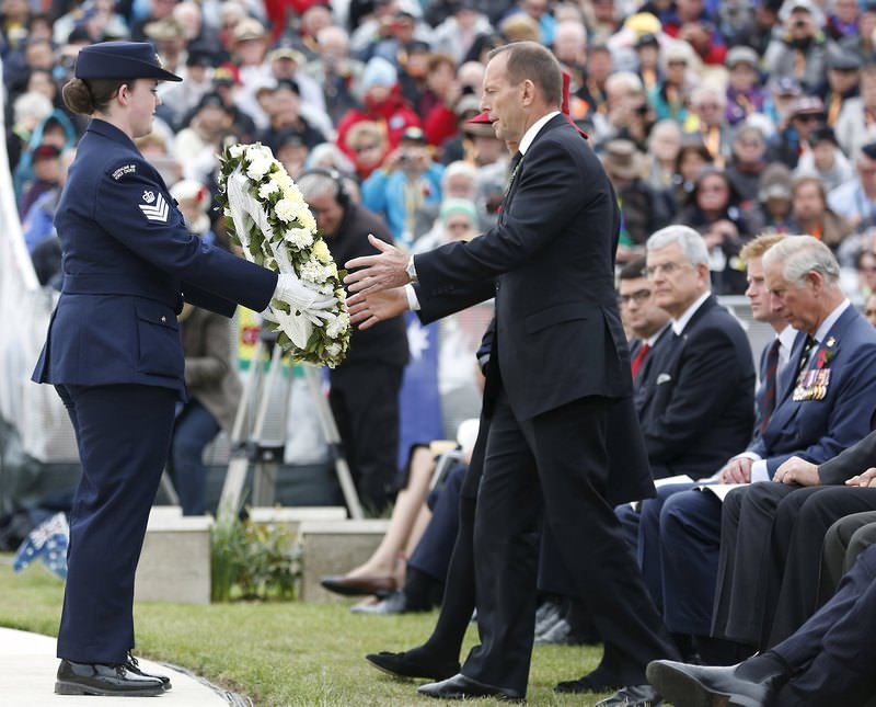 Australian Prime Minister Tony Abbott u00a9 prepares to lay a wreath at the Lone Pine memorial alongside Britain's Prince Charles u00ae and Prince Harry (2nd R) in Gallipoli, Turkey, April 25, 2015 (Reuters Photo)