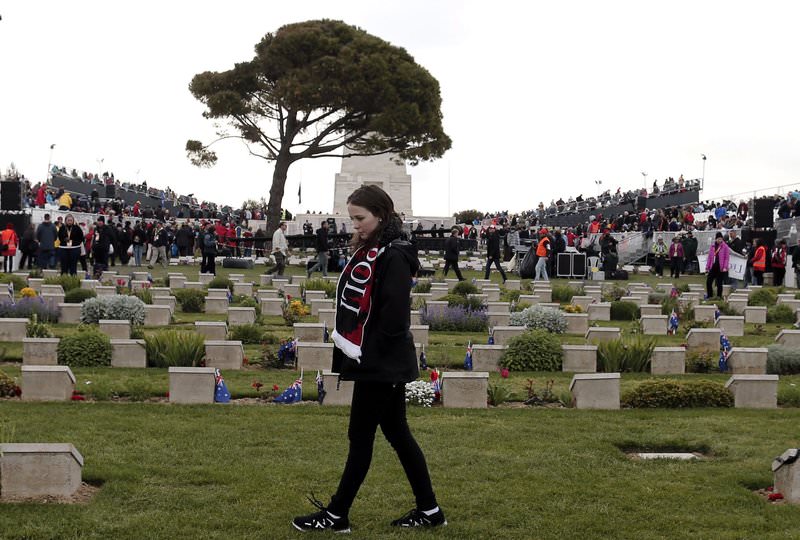  People attend the Australian Memorial Service at Lone Pine in commemoration of the Gallipoli War on Gallipoli peninsula, Canakkale Turkey, 25 April 2015 (EPA Photo)