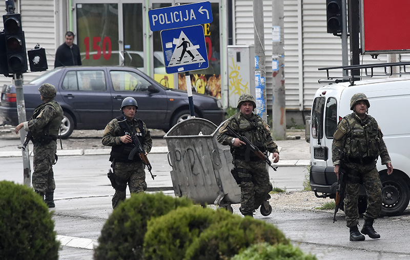 Police officers walk on a street as Macedonian special forces engage in a police action against an alleged group of unidentified armed group, in Kumanovo, the Former Yugoslav Republic of Macedonia, 09 May 2015 (EPA Photo)