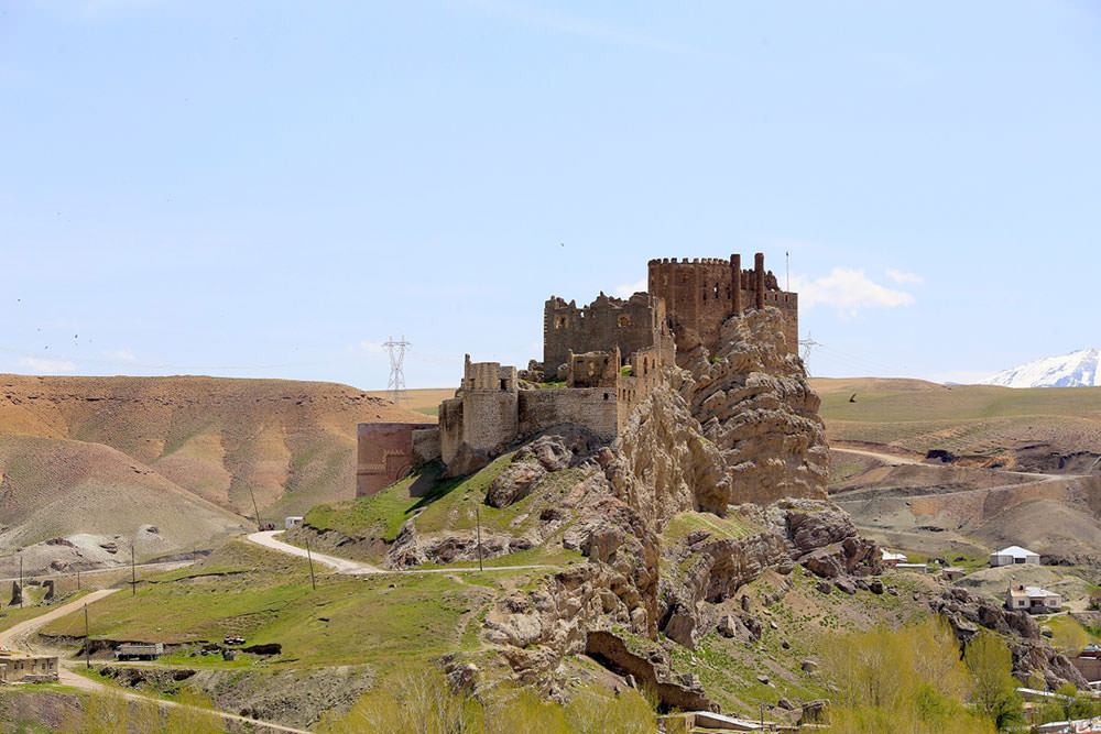 Hoşab Castle was built by Urartus