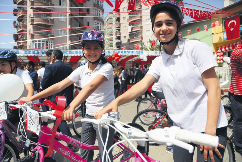 As part of the Healthy Nutrition and Mobile Life Program, bicycles have been offered to middle school and university students in Eskiu015fehir.