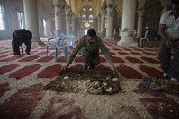Palestinians clean the Al Aqsa mosque after clashes with Israeli police on the compound known to Muslims as Noble Sanctuary and to Jews as Temple Mount in Jerusalem's Old City November 5, 2014 (Reuters Photo)