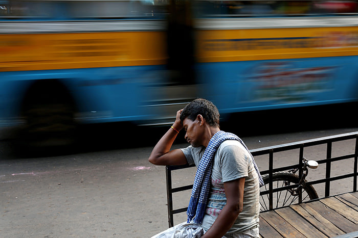 An Indian richshaw puller rests on a street while the temperature reaches 38 degree Celsius in Calcutta, India, 16 May 2015 (EPA Photo)