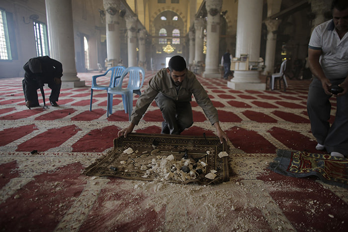 Palestinians clean the Al Aqsa mosque after clashes with Israeli police on the compound known to Muslims as Noble Sanctuary and to Jews as Temple Mount in Jerusalem's Old City November 5, 2014 (Reuters Photo)