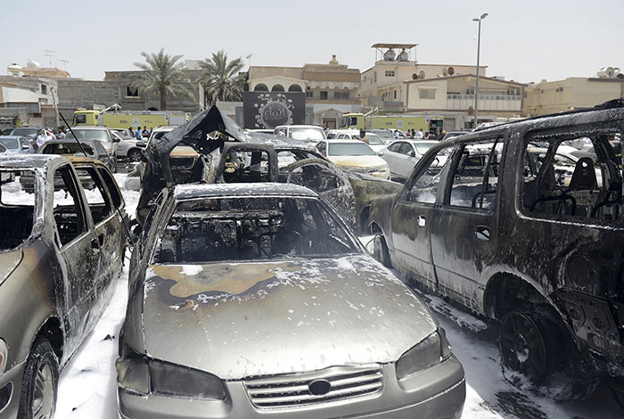 Damaged cars are seen after a car exploded near a Shi'ite mosque in Saudi Arabia's Dammam May 29, 2015 (Reuters Photo)