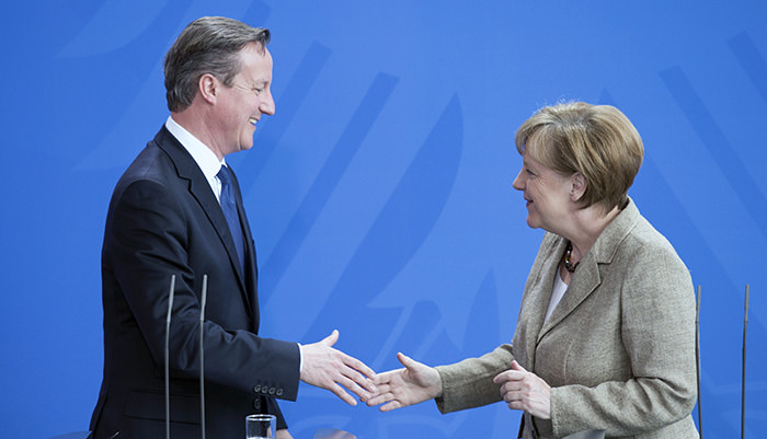German Chancellor Angela Merkel (Right) and British Prime Minister David Cameron shake hands at a press conference after a meeting on May 29, 2015, in front of the Chancellery in Berlin, Germany (AFP Photo)