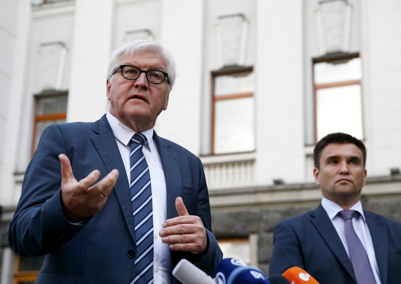 German Foreign Minister Frank-Walter Steinmeier (L) and his Ukrainian counterpart Pavlo Klimkin attend a news conference in front of Presidential Administration building in Kiev, Ukraine, May 29, 2015 (Reuters Photo)