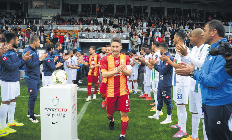 u00c7aykur Rizespor gave Galatasaray a guard of honor, applauding them when they came on the pitch. 