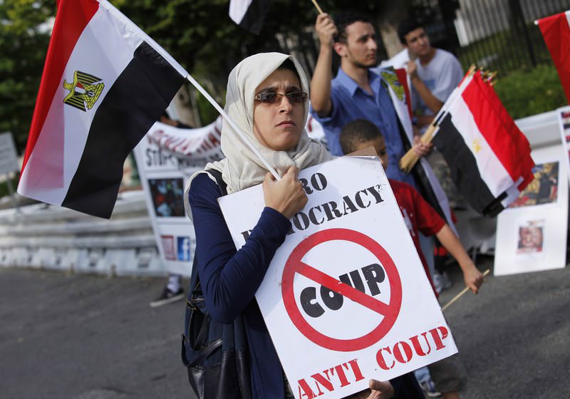 Activists from the Egyptian-Americans for Democracy and Human Rights organization protest outside the Egypt embassy in Washington August 19, 2013 (Reuters Photo)