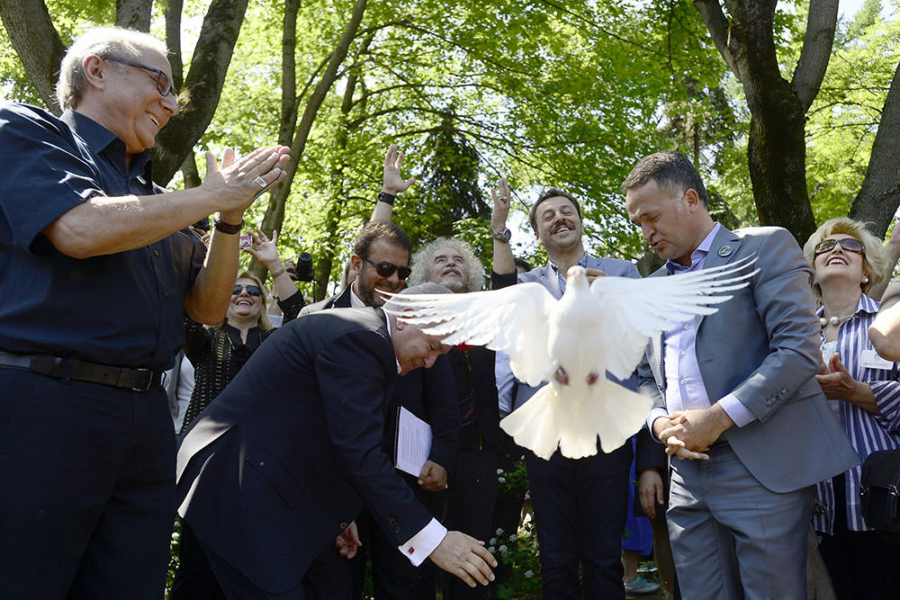 Turkish actor Yetkin Dikinciler (third from right), who portrayed Hikmet in 2007 movie 'Mavi Gözlü Dev' (the Blue-Eyed Giant),  was among the participants of the ceremony held in Novodevichy (AA Photo)