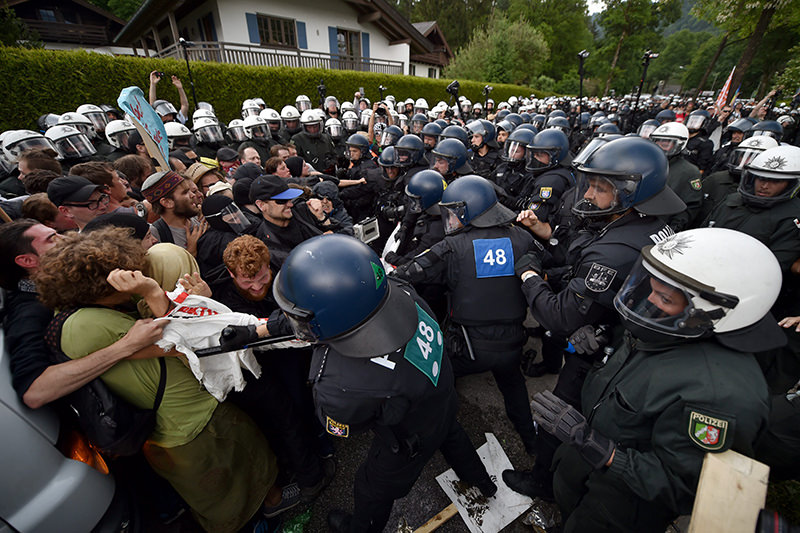 Protestors and German police officers clash during a protest against the G7 summit in Garmisch-Partenkirchen, Germany, 6 June 2015 (EPA Photo) 