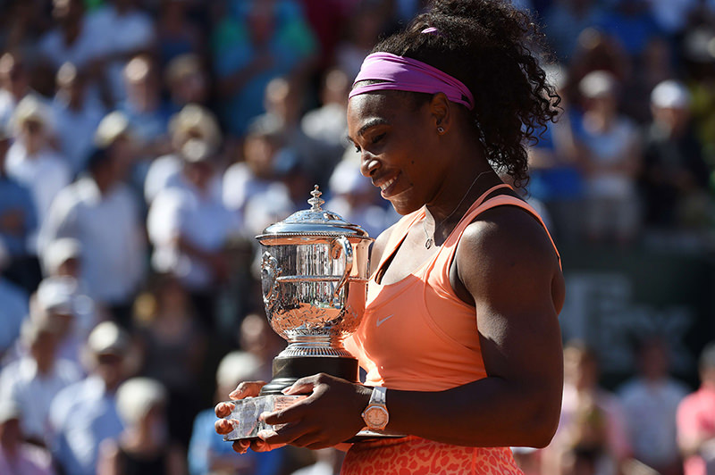 US Serena Williams celebrates with the trophy following her victory over Czech Republic's Lucie Safarova at the end of the women's final match of the Roland Garros 2015 French Tennis Open in Paris on June 6, 2015. (AFP Photo)