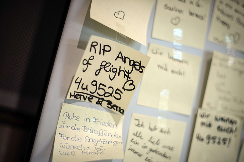 Messages are posted on a wall to commemorate the victims of the Germanwings plane crash in southern France, on June 9, 2015 at the airport in Duesseldorf, Germany (EPA Photo)