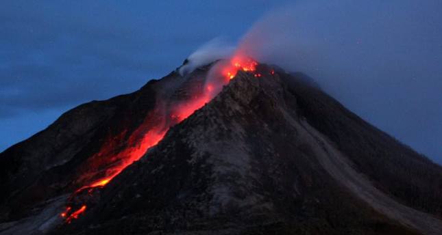 Indonesia’s Sinabung volcano lets out new powerful burst - Daily Sabah