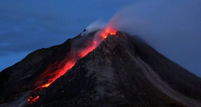 Indonesia’s Sinabung volcano lets out new powerful burst - Daily Sabah