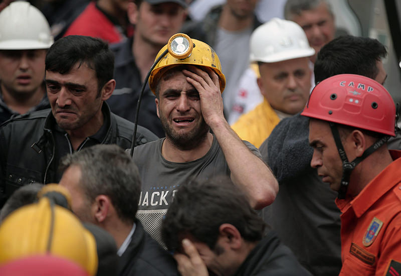 A miner cries as rescue workers carry the dead body of a miner from the mine in Soma, western Turkey, Wednesday, May 14, 2014 (AP Photo) 