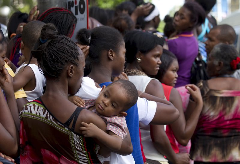 Haitians stand outside the Ministry of Interior and Police while waiting to register in Santo Domingo, June 16, 2015 (Reuters Photo)