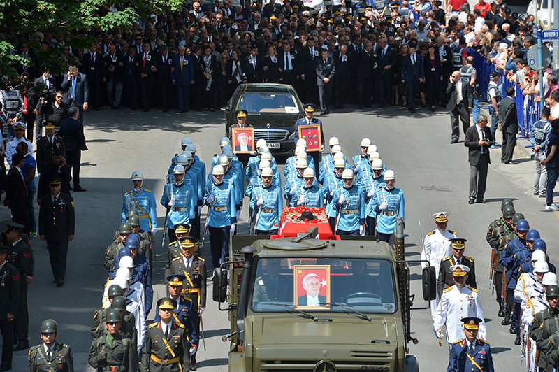 Demirel's tomb was later taken to Kocatepe Mosque in Ankara for a mass funeral prayer escorted by a military convoy