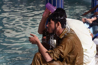 A Pakistani man cools down with water at a mosque during a heatwave in Karachi on June 22, 2015 (AFP Photo)