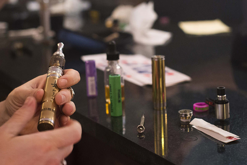 An array of mechanical mod equipment, or portable vaporizers, lies on a table ahead of a vapor cloud competition at the The Henley Vaporium in Lower Manhattan, New York on July 26, 2014 (Reuters Photo)