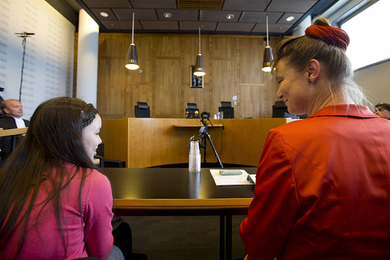 Urgenda Foundation director Marjan Minnesma, right, and 11-year-old fellow plaintiff Anica van Staa, left, wait for the judges to enter court to deliver their verdict in The Hague, Netherlands, Wednesday, June 24, 2015 (AP Photo)