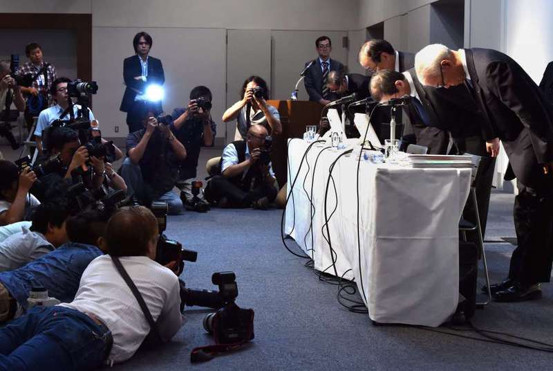 Japan's auto parts maker Takata chairman and president Shigehisa Takata (2nd R) and company executives bow concerning the global recall of the company's airbags, at a press conference yesterday. 