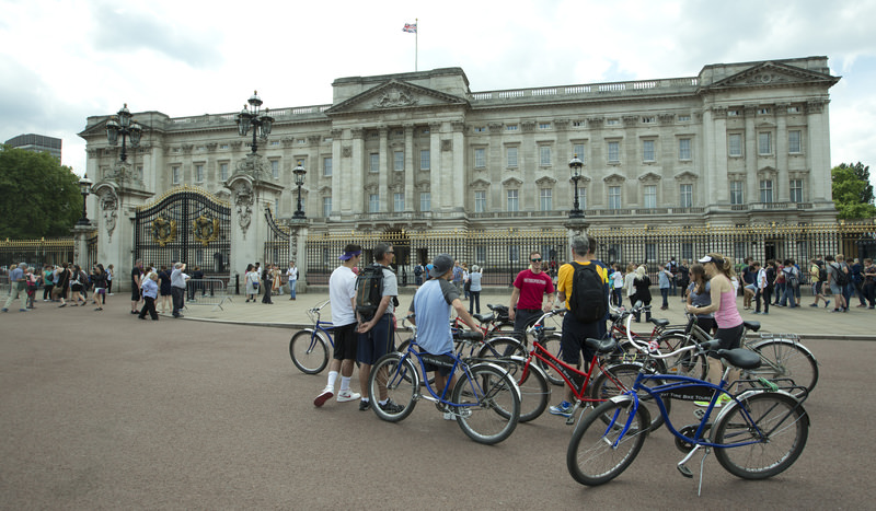 Britain's Queen Elizabeth II's official London residence Buckingham Palace which tourists flock to in London, Wednesday, June 24, 2015. (AP Photo)