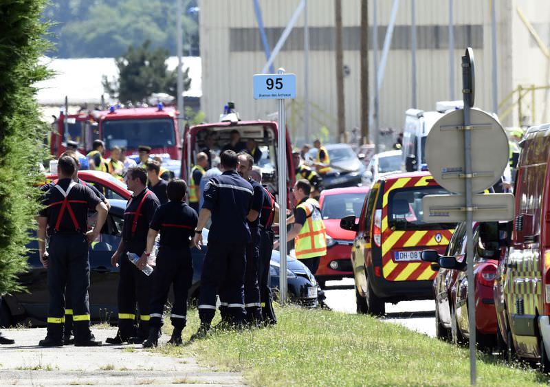 French police and firefighters gather at the entrance of the Air Products company in Saint-Quentin-Fallavier, near Lyon, central eastern France, on June 26, 2015. (AFP Photo)