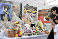 People pray in front of an altar especially set up for a funeral of Tama, a cat stationmaster, in Kinokawa City, Wakayama Prefecture, western Japan, Sunday, June 28, 2015 (AP Photo)