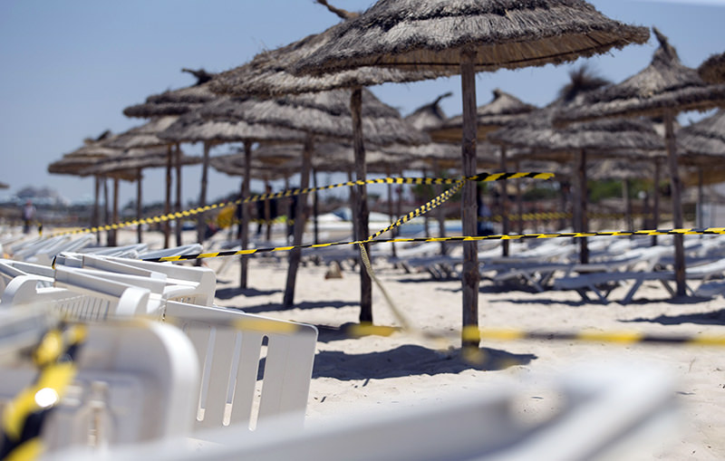 A picture taken on June 27, 2015 shows the cordoned-off beach of the Riu Imperial Marhaba Hotel in Port el Kantaoui, on the outskirts of Sousse south of the capital Tunis, in the aftermath of a shooting attack on the beach resort. (AFP Photo)