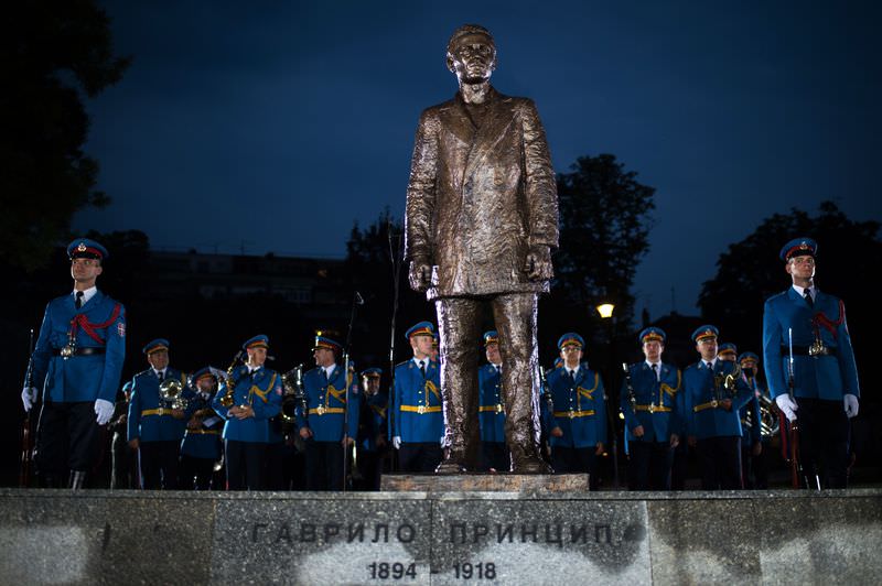 Serbian army honour guard stands behind the two-meter (6.6-foot) high bronze statue of Gavrilo Princip after an unveiling ceremony at a park in downtown Belgrade on June 28, 2015. (AFP Photo)