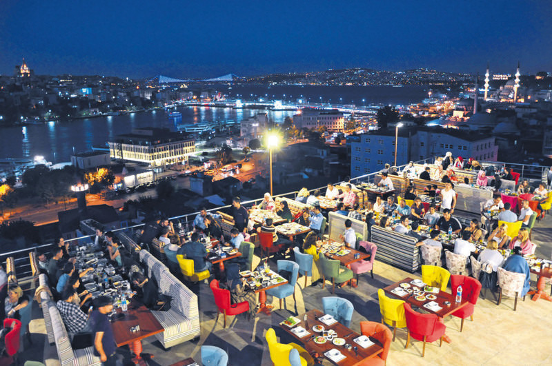 from cozy streets to cafes restless ramadan nights in istanbul daily sabah
