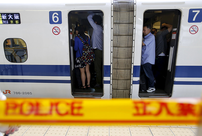 Passengers wait for the resumption of a Shinkansen bullet train service inside a train bound for Osaka, at Odawara station in Odawara, west of Tokyo June 30, 2015 (Reuters Photo)