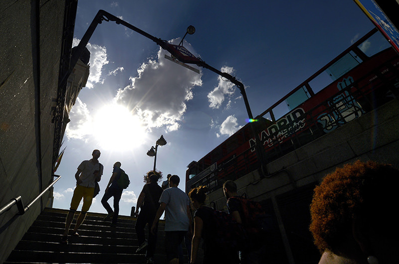  People walk the stairs of the underground station of Puerta del Sol square in Madrid, on June 30, 2015, as a major heatwave spreads up through Europe, with temperatures hitting nearly 40 degrees (AFP Photo)