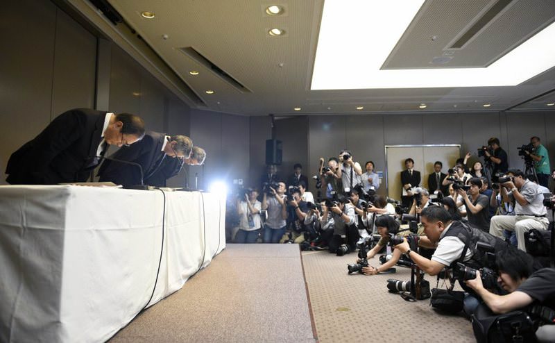 Toshiba Corp president Hisao Tanaka (2-L), chairman Masashi Muromachi (L) and executive officer Keizo Maeda (3-L) bow during a press conference at company headquarters in Tokyo, yesterday.