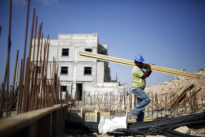 A labourer works on a construction site in Pisgat Zeev, an urban settlement in an area Israel annexed to Jerusalem after capturing it in the 1967 Middle East war August 12, 2013 (Reuters Photo)