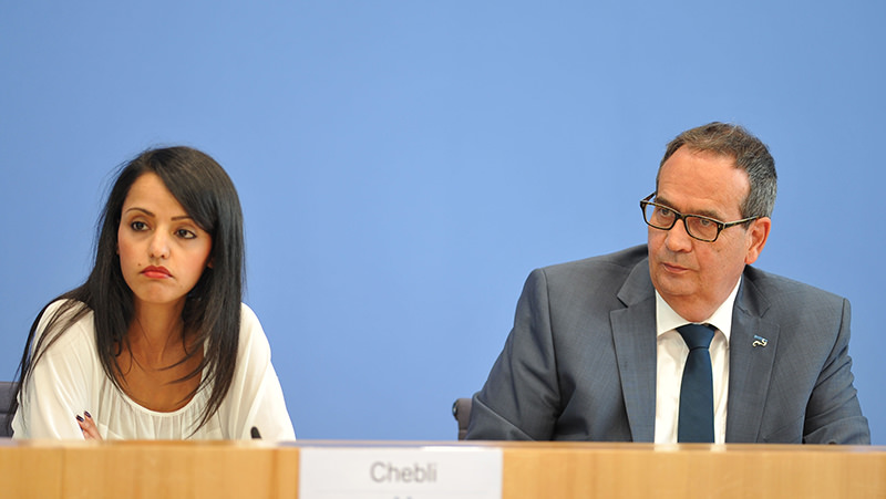 Sawsan Chebli (L) with German deputy spokesman Georg Streiter (R) at a press conference on July 27 (AA Photo) 