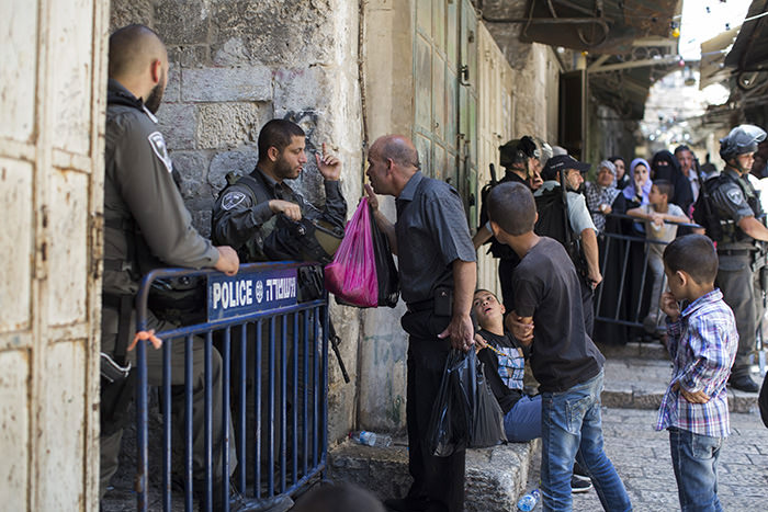 Israeli border police block Palestinians from entering into the Al-Aqsa mosque compound in the Old city of Jerusalem, 26 July 2015 (EPA Photo)