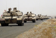 Tanks of fighters loyal to Yemen's President Abd-Rabbu Mansour Hadi are seen on a road leading to the al-Anad military and air base in the country's southern province of Lahej August 3, 2015 (Reuters photo)